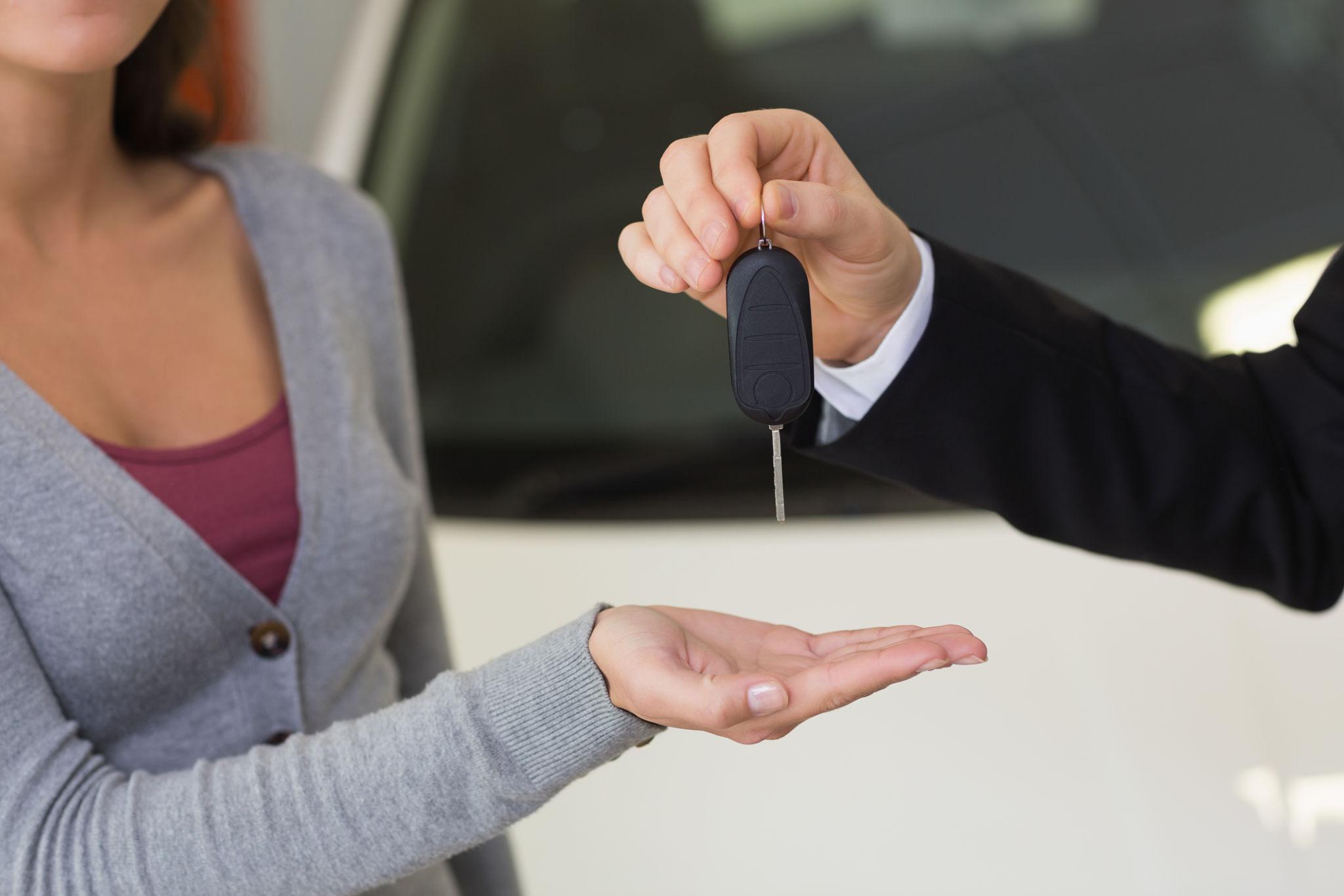 Predaja ključeva automobila između vozača i agenta za iznajmljivanje